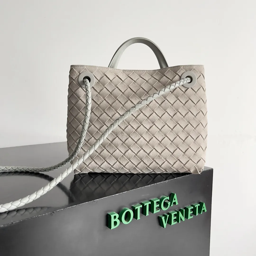 The 2023 new Andiamo batch of 1860 BV has been shipped‼ ️Really popular🔥The new Andiamo woven handbag launched by Bottega Veneta this season is really popular all over the world! ! Celebrities at home and abroad have worn it, and Oscar-winning actress Michelle Yeoh has taken it out on the street. Song Jia, Trai Yara, Yu Feihong, Sanji Ayaka, Rosie Hunting-Whiteley, Yoshioka Riho, etc. have all picked up this bag. It is classic and versatile, showing off its temperament, and the bag capacity is also large, which is very convenient for daily commuting! ! A variety of carrying methods, the shoulder straps can be adjusted by yourself, the original lambskin feels soft and delicate, and the neutral style is made to break gender boundaries and bring a more practical and longer-lasting use experience. Andiamo, which has both elegant and casual styles, perfectly interprets the true appearance of "fashionable old money style". Style number: 743568 (suede) Size: 25*22*10.5cm